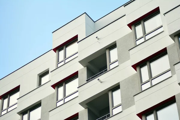 Immeubles Modernes Par Une Journée Ensoleillée Avec Ciel Bleu Façade — Photo