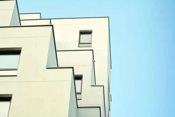 Moderne Appartementengebouwen Een Zonnige Dag Met Een Blauwe Lucht Voorzijde — Stockfoto