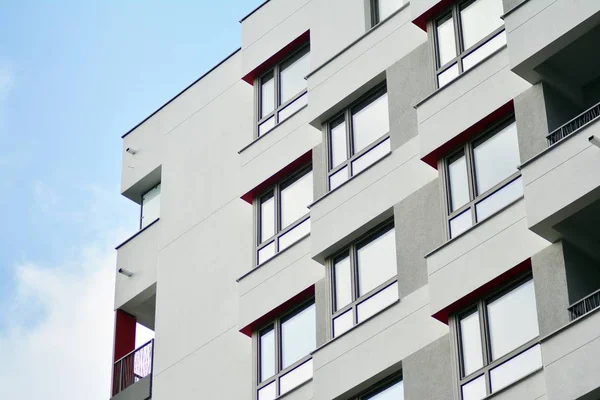 Moderne Mehrfamilienhäuser Einem Sonnigen Tag Mit Blauem Himmel Fassade Eines — Stockfoto