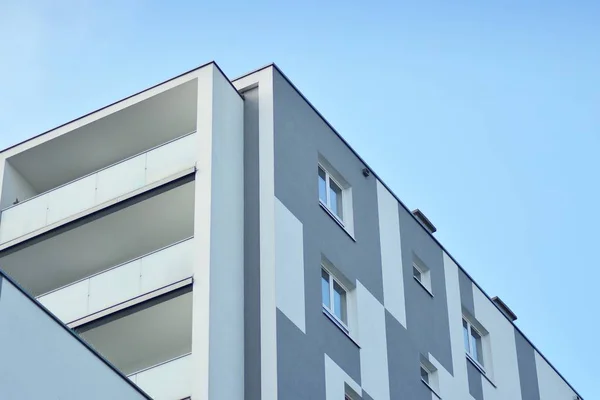 Moderne Mehrfamilienhäuser Einem Sonnigen Tag Mit Blauem Himmel Fassade Eines — Stockfoto