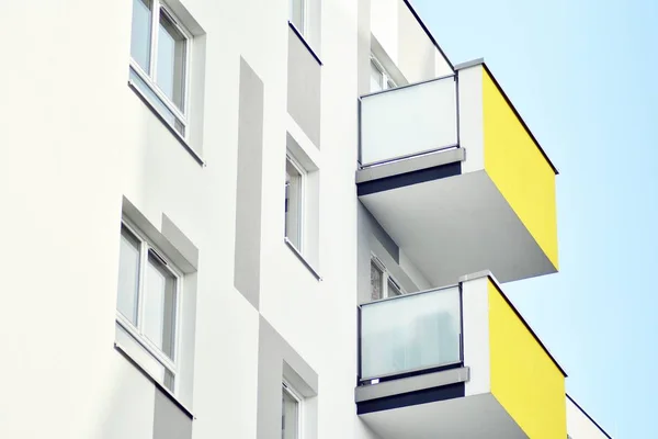 Edifícios Apartamentos Modernos Dia Ensolarado Com Céu Azul Fachada Moderno — Fotografia de Stock