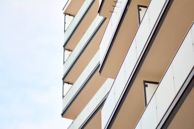 Mavi gökyüzü olan güneşli bir günde modern apartman binaları. Modern bir apartmanın cephesi