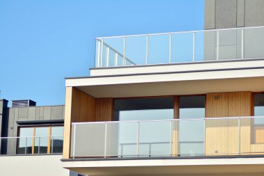 Mavi gökyüzü olan güneşli bir günde modern apartman binaları. Modern bir apartmanın cephesi