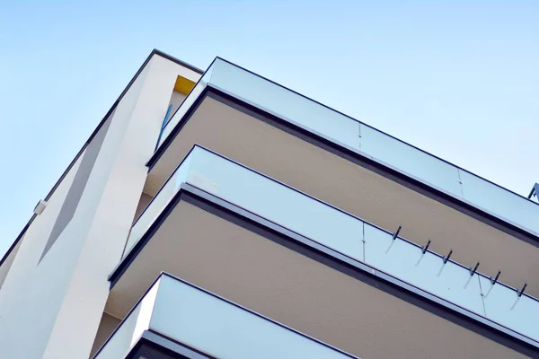 Moderna Hyreshus Solig Dag Med Blå Himmel Fasad Modern Lägenhetsbyggnad — Stockfoto