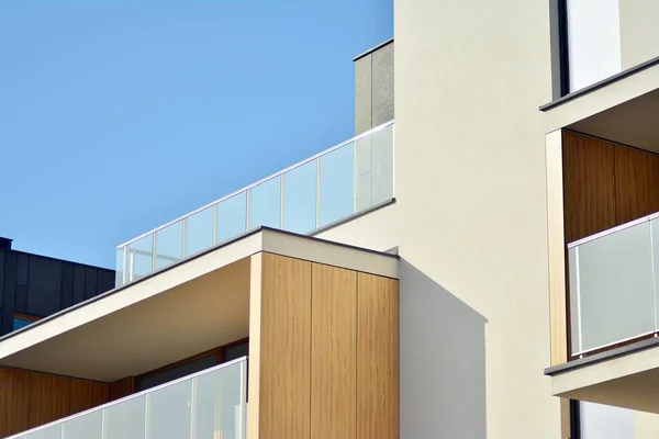 Edifícios Apartamentos Modernos Dia Ensolarado Com Céu Azul Fachada Moderno — Fotografia de Stock