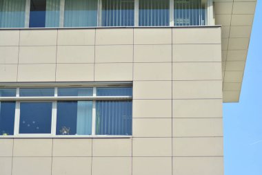 Ofis binası İş binası. Binanın dışı