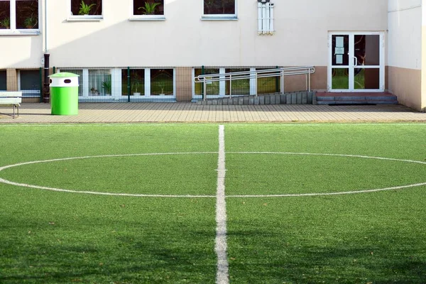 Zielone Sztuczne Boisko Stadion Szkolny Kontekst — Zdjęcie stockowe