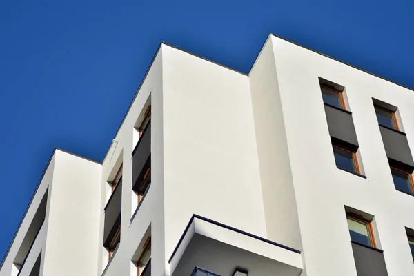 Moderne Mehrfamilienhäuser Einem Sonnigen Tag Mit Blauem Himmel Fassade Eines — Stockfoto