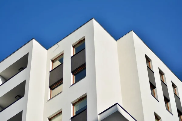 Modernos Edificios Apartamentos Día Soleado Con Cielo Azul Fachada Moderno —  Fotos de Stock