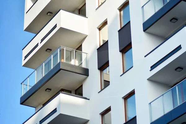 Moderne Leilighetsbygg Solskinnsdag Med Blå Himmel Fasade Moderne Leilighetsbygg – stockfoto