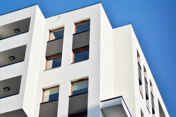 Modernos Edificios Apartamentos Día Soleado Con Cielo Azul Fachada Moderno — Foto de Stock