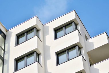 modern beyaz ile mavi gökyüzü balkonda bina