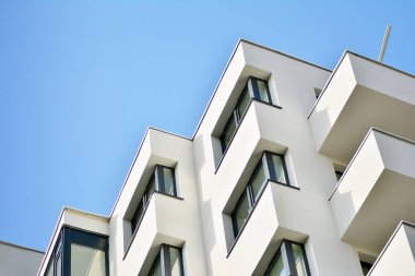 modern beyaz ile mavi gökyüzü balkonda bina