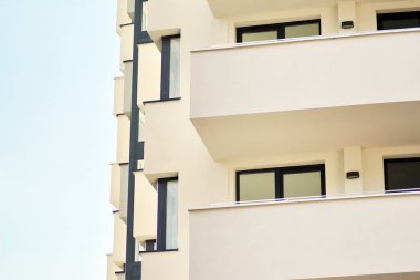 modern beyaz ile mavi gökyüzü balkonda bina