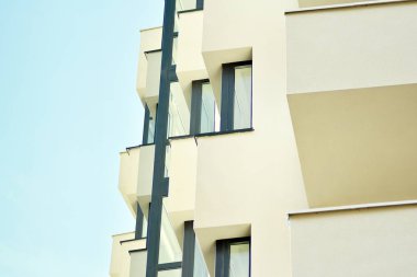 modern beyaz ile mavi gökyüzü balkonda bina