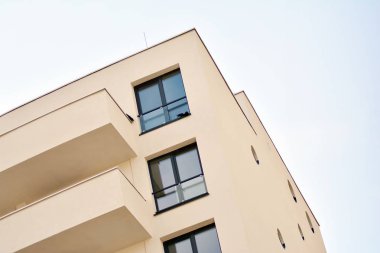 modern beyaz ile mavi gökyüzü balkonda bina