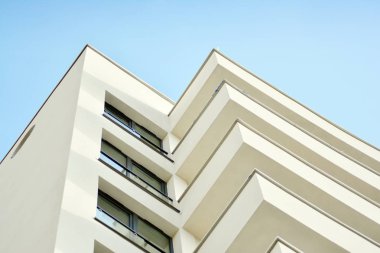 modern beyaz ile mavi gökyüzü balkonda bina