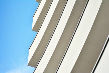 modern beyaz ile mavi gökyüzü balkonda bina