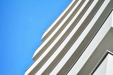 modern beyaz ile mavi gökyüzü balkonda bina