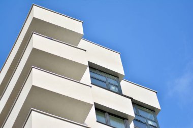 modern beyaz ile mavi gökyüzü balkonda bina