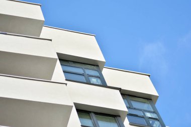 modern beyaz ile mavi gökyüzü balkonda bina