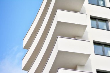 modern beyaz ile mavi gökyüzü balkonda bina