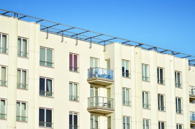 modern beyaz ile mavi gökyüzü balkonda bina