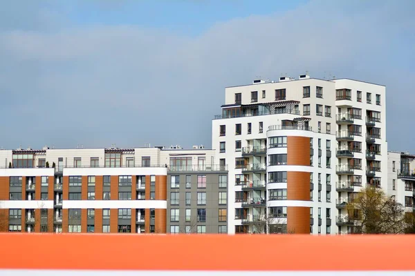 Moderna Vit Byggnad Med Balkong Blå Himmel — Stockfoto