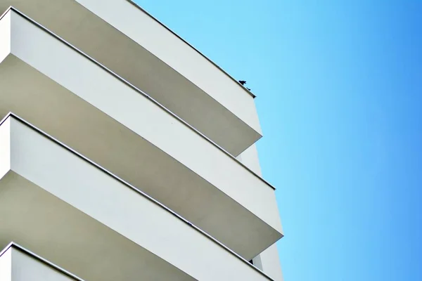 Edifício Branco Moderno Com Varanda Céu Azul — Fotografia de Stock