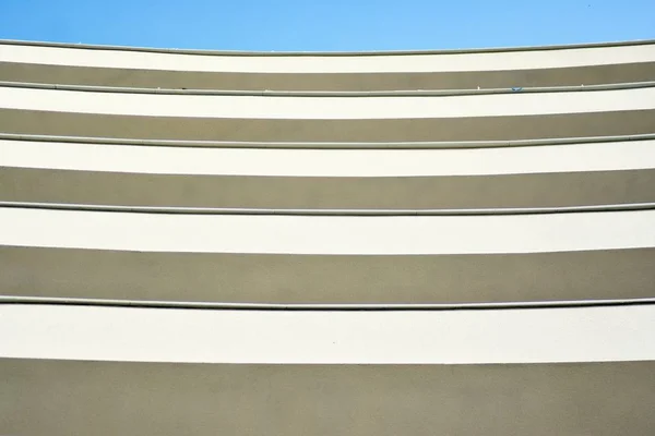 Moderní Bílá Budova Balkonem Modré Obloze — Stock fotografie