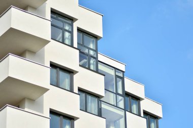 modern beyaz ile mavi gökyüzü balkonda bina