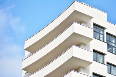 modern beyaz ile mavi gökyüzü balkonda bina