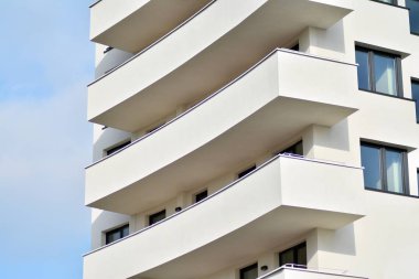 modern beyaz ile mavi gökyüzü balkonda bina