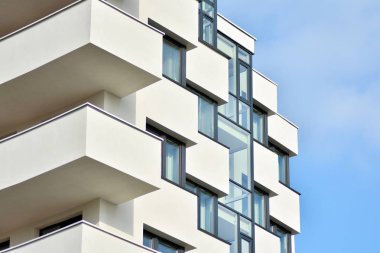 modern beyaz ile mavi gökyüzü balkonda bina