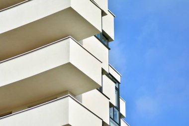 modern beyaz ile mavi gökyüzü balkonda bina