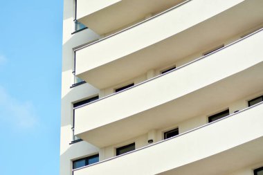 modern beyaz ile mavi gökyüzü balkonda bina