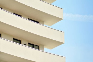 modern beyaz ile mavi gökyüzü balkonda bina