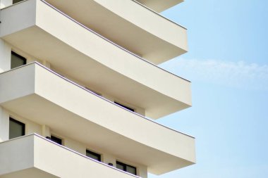 modern beyaz ile mavi gökyüzü balkonda bina