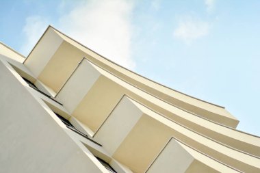 modern beyaz ile mavi gökyüzü balkonda bina