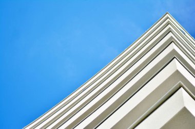 modern beyaz ile mavi gökyüzü balkonda bina