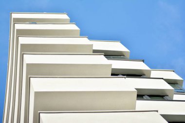 modern beyaz ile mavi gökyüzü balkonda bina