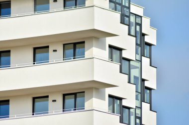 modern beyaz ile mavi gökyüzü balkonda bina