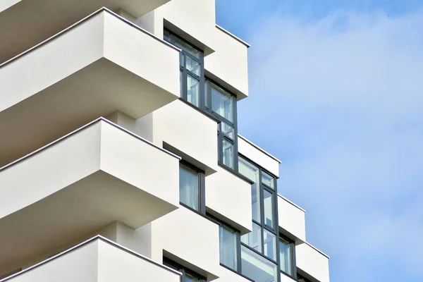 Edifício Branco Moderno Com Varanda Céu Azul — Fotografia de Stock