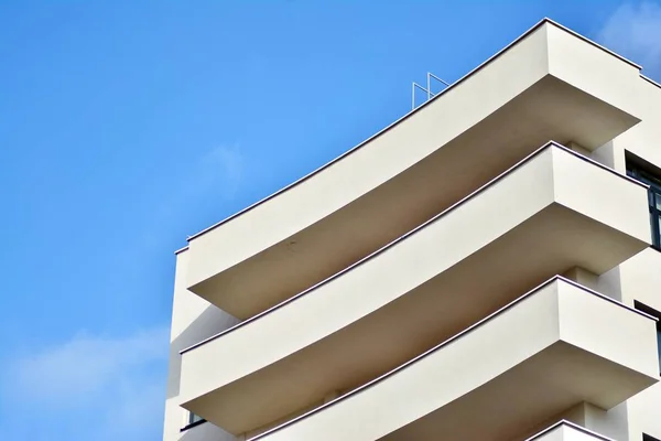 Современное Белое Здание Балконом Голубом Небе — стоковое фото