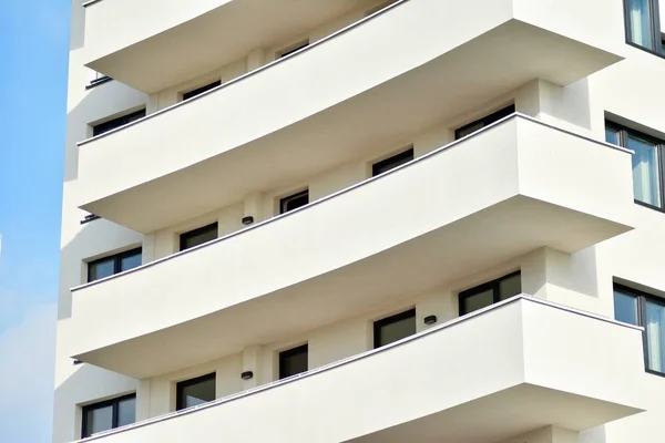 Edifício Branco Moderno Com Varanda Céu Azul — Fotografia de Stock