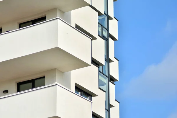 Moderna Vit Byggnad Med Balkong Blå Himmel — Stockfoto