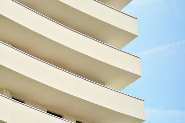 Immeuble Moderne Blanc Avec Balcon Sur Ciel Bleu — Photo