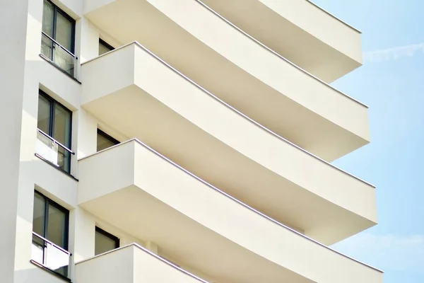 Edifício Branco Moderno Com Varanda Céu Azul — Fotografia de Stock