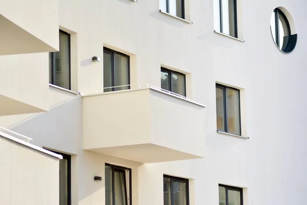 Modernes Weißes Gebäude Mit Balkon Auf Blauem Himmel — Stockfoto