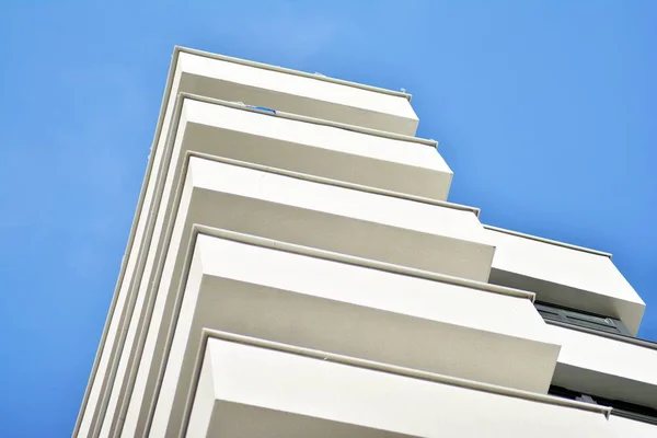 Edifício Branco Moderno Com Varanda Céu Azul — Fotografia de Stock